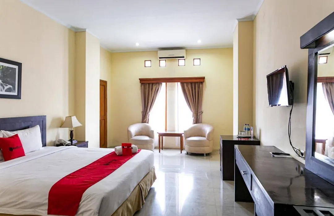 RedDoorz Plus near Alun Alun Karanganyar-1