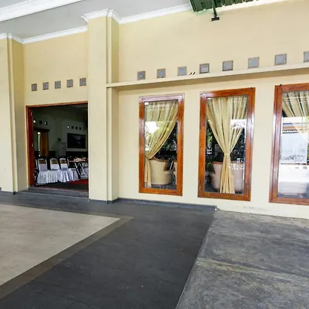 RedDoorz Plus near Alun Alun Karanganyar-3