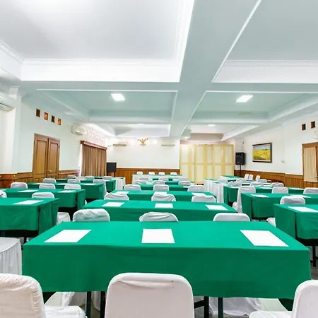 RedDoorz Plus near Alun Alun Karanganyar-2
